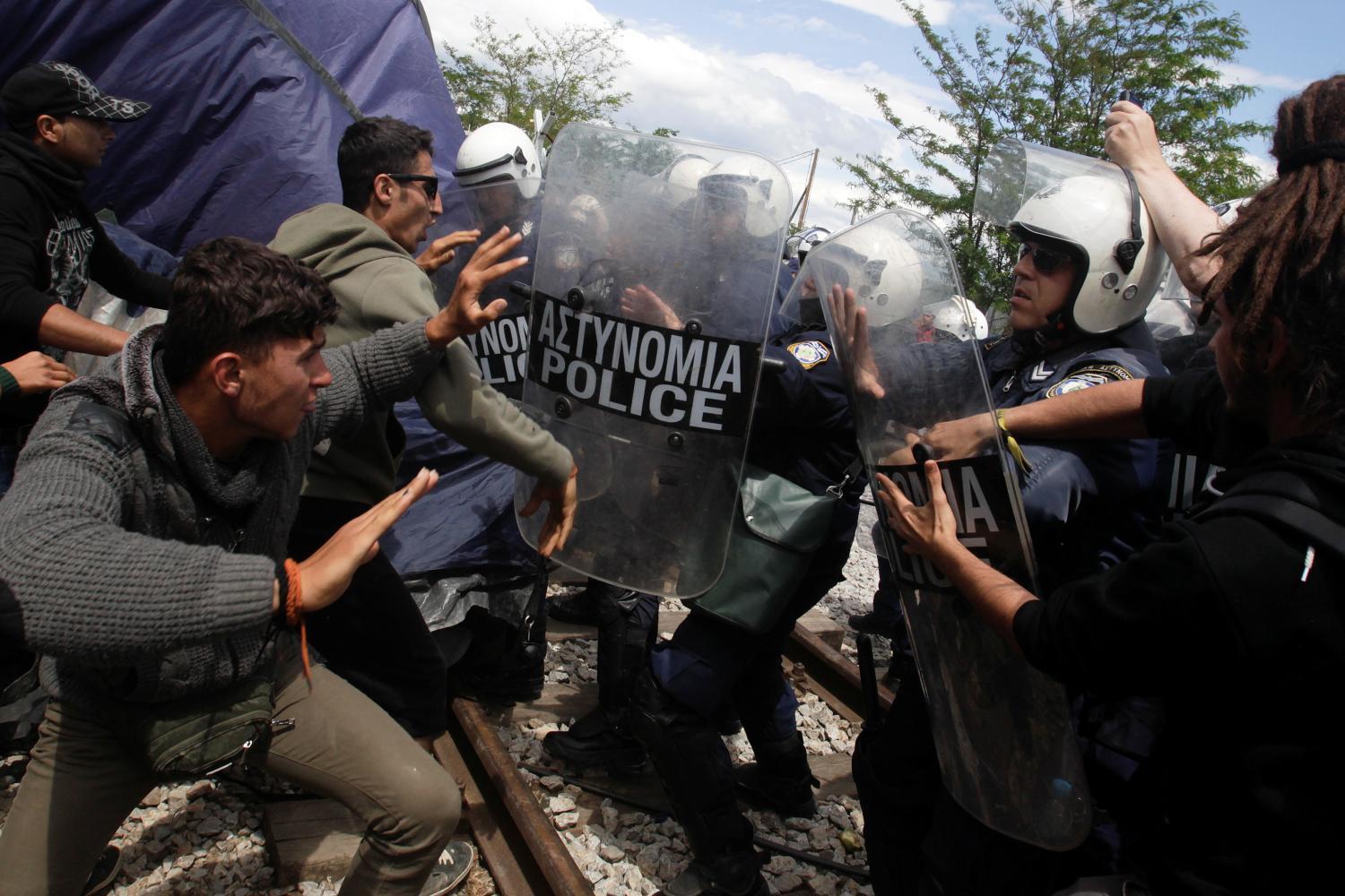 Menekülteket szorítanak vissza a rendőrök Idomeniben, a görög-macedón határnál
