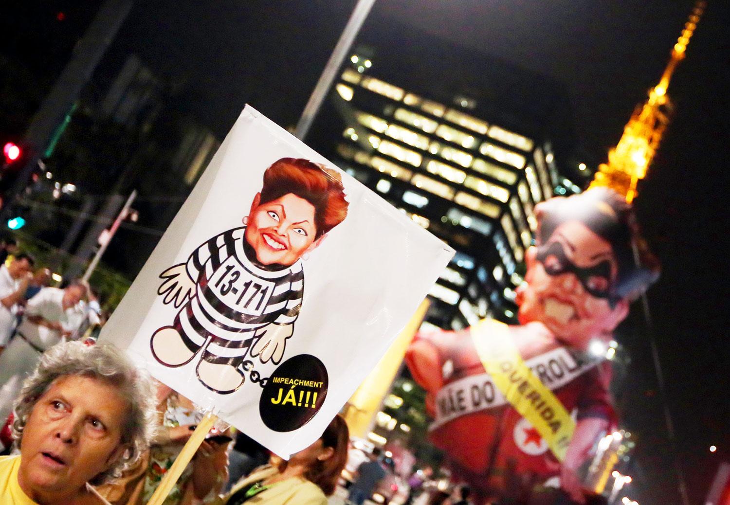 Dilma Rousseff-karikatúra rabruhában – tüntetés Sao Paulóban