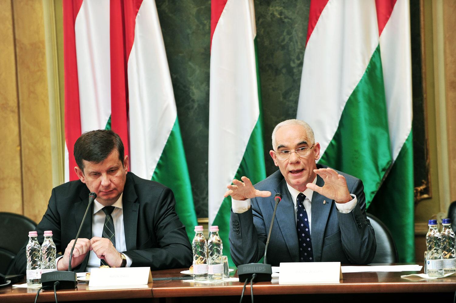 Balog Zoltán humánerőforrás-miniszter a Köznevelési Kerekasztal ülésén