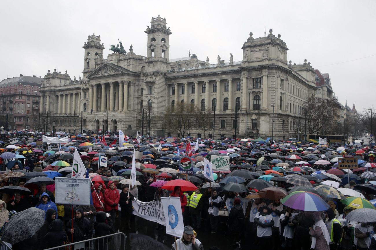 Márcious 15-én Budapesten rengetegen meentek el a tanártüntetésre