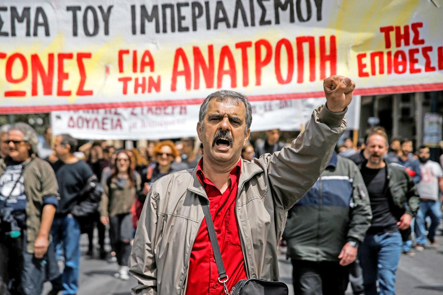 A megszorítások ellen tüntetők Athénban. Már a Szirízát is szidják 