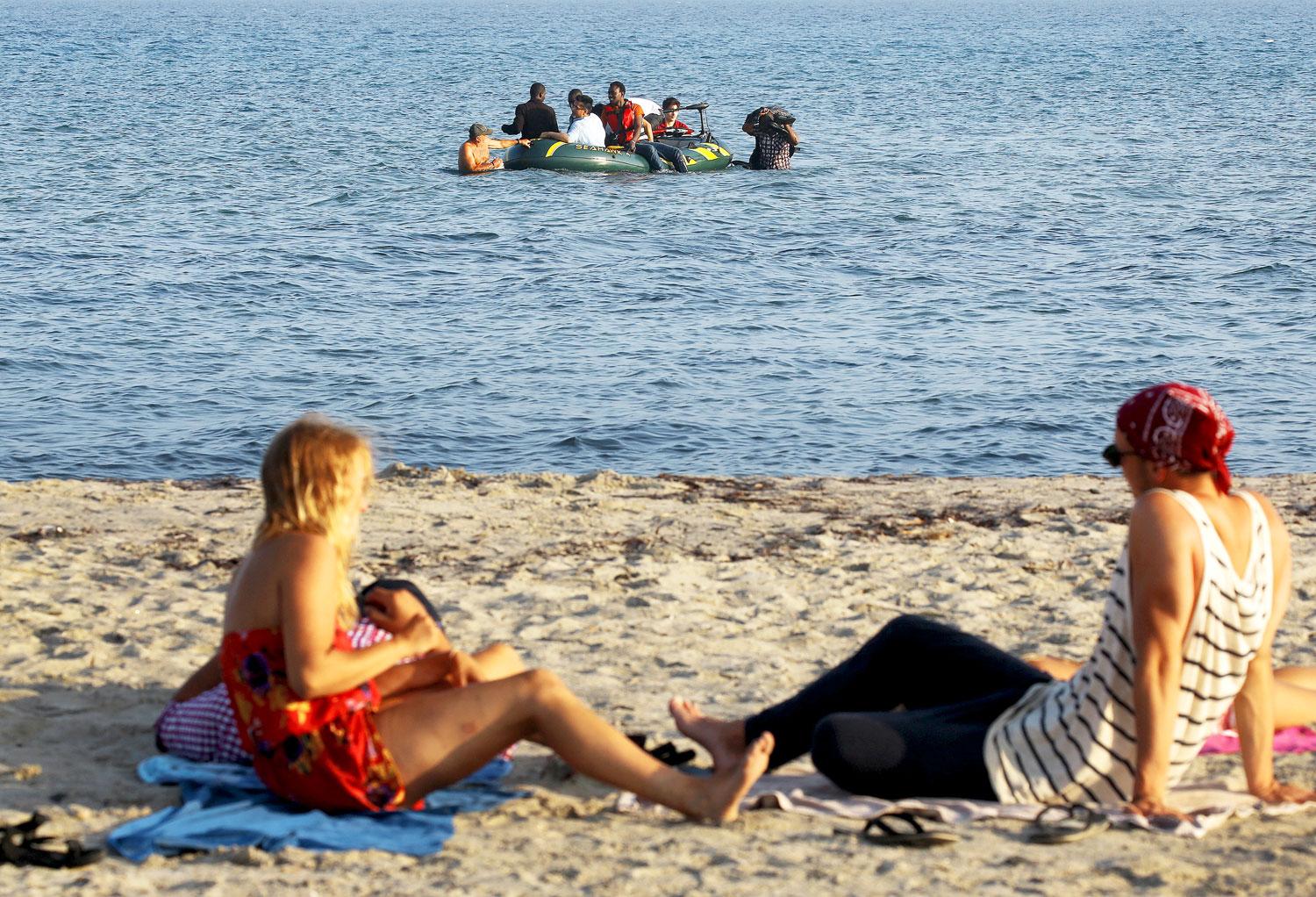 Turisták és menekültek Kosz tengerpartján