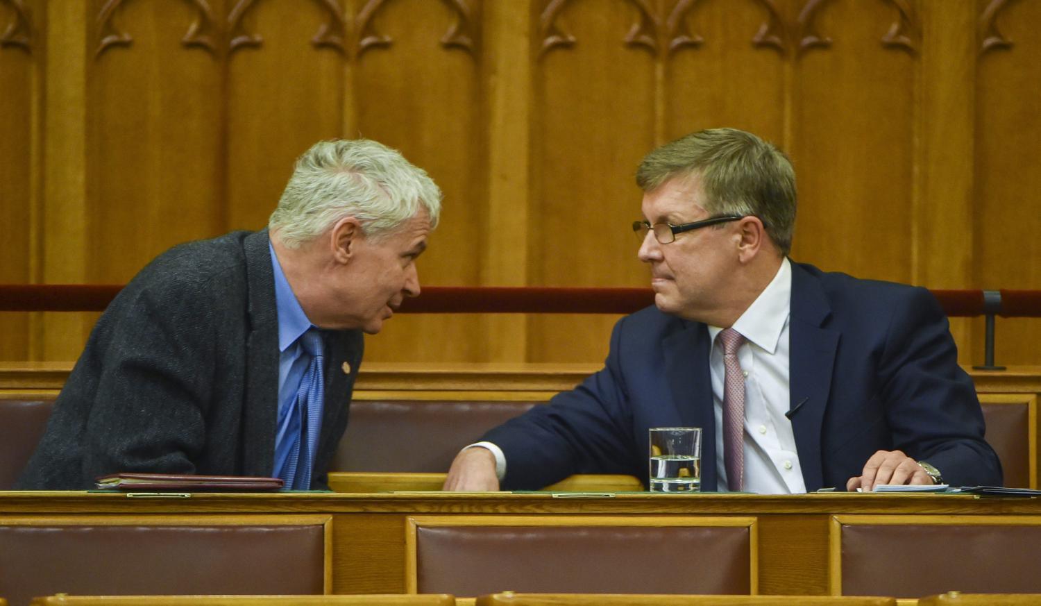 Polt Péter legfőbb ügyész és Matolcsy György jegybankelnök a parlamentben: van miről csacsogniuk