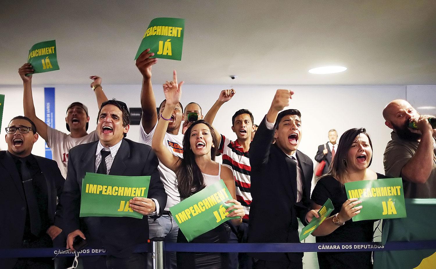 Az államfő elmozdítását követelő tüntetők Brazíliavárosban