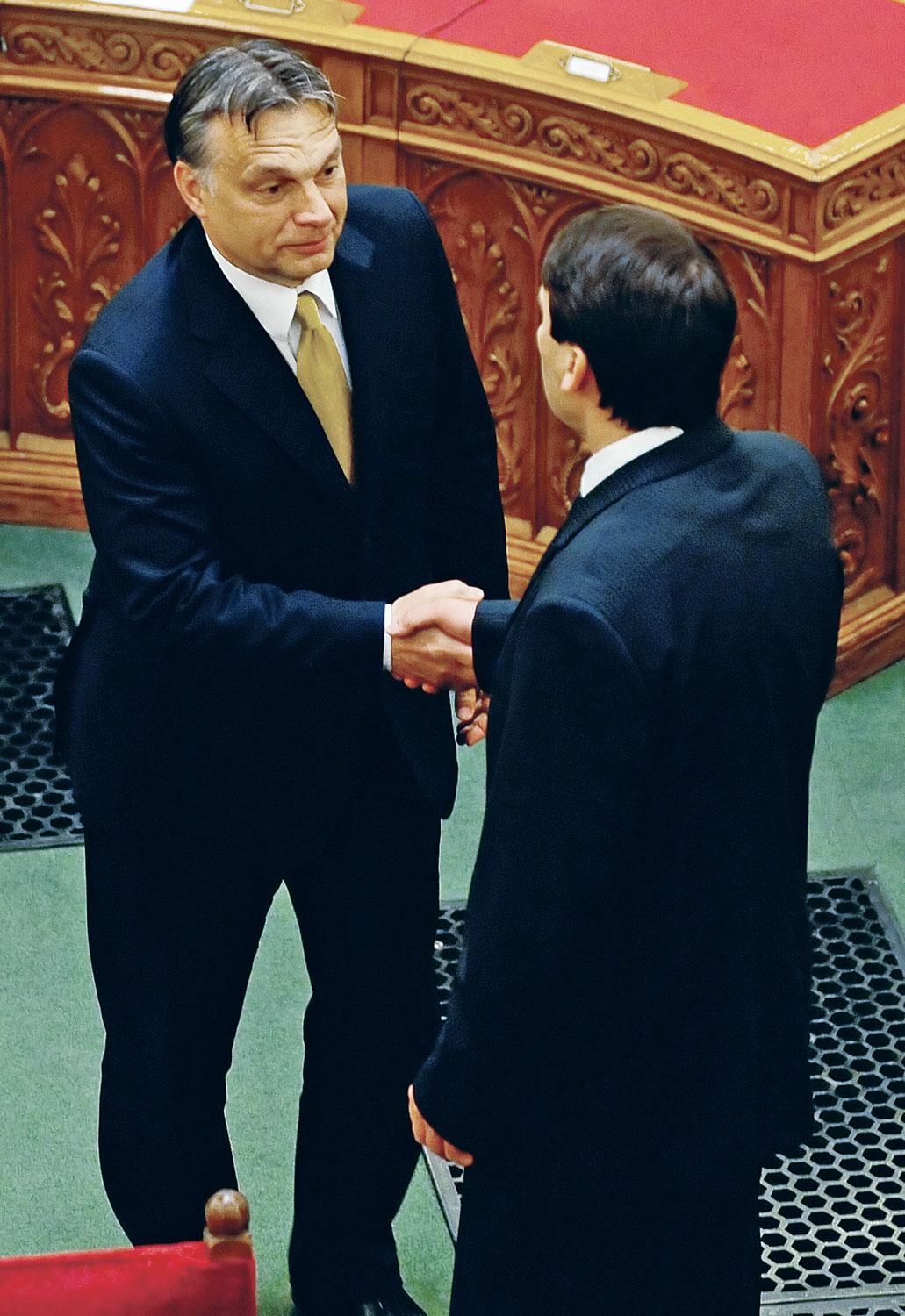 2012. május 2-án Orbán Viktor gratulál az államfővé választott Áder Jánosnak 