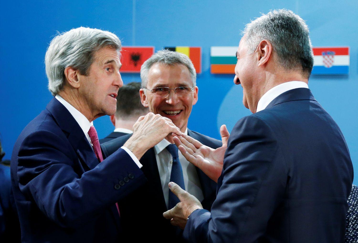 John Kerry amerikai külügyminiszter,  Jens Stoltenberg NATO-főtitkár és  Milo Djukanovic montenegrói kormányfő a brüsszeli csúcson