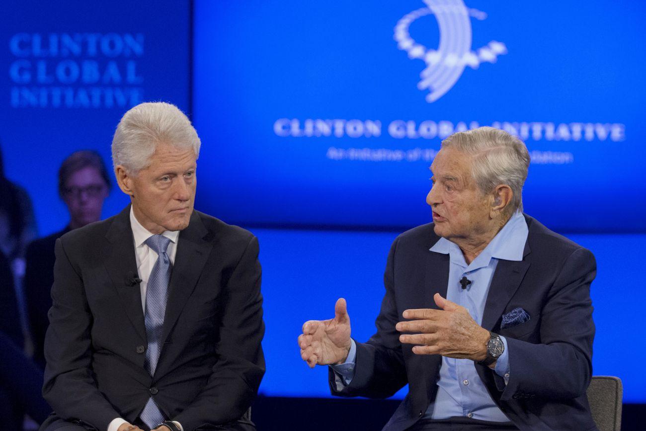 Bill Clinton és Soros György tavaly Davosban a Vilaggazdasági Fórumon. Figyelnek arra, amit mond, de választásokról nem dönt