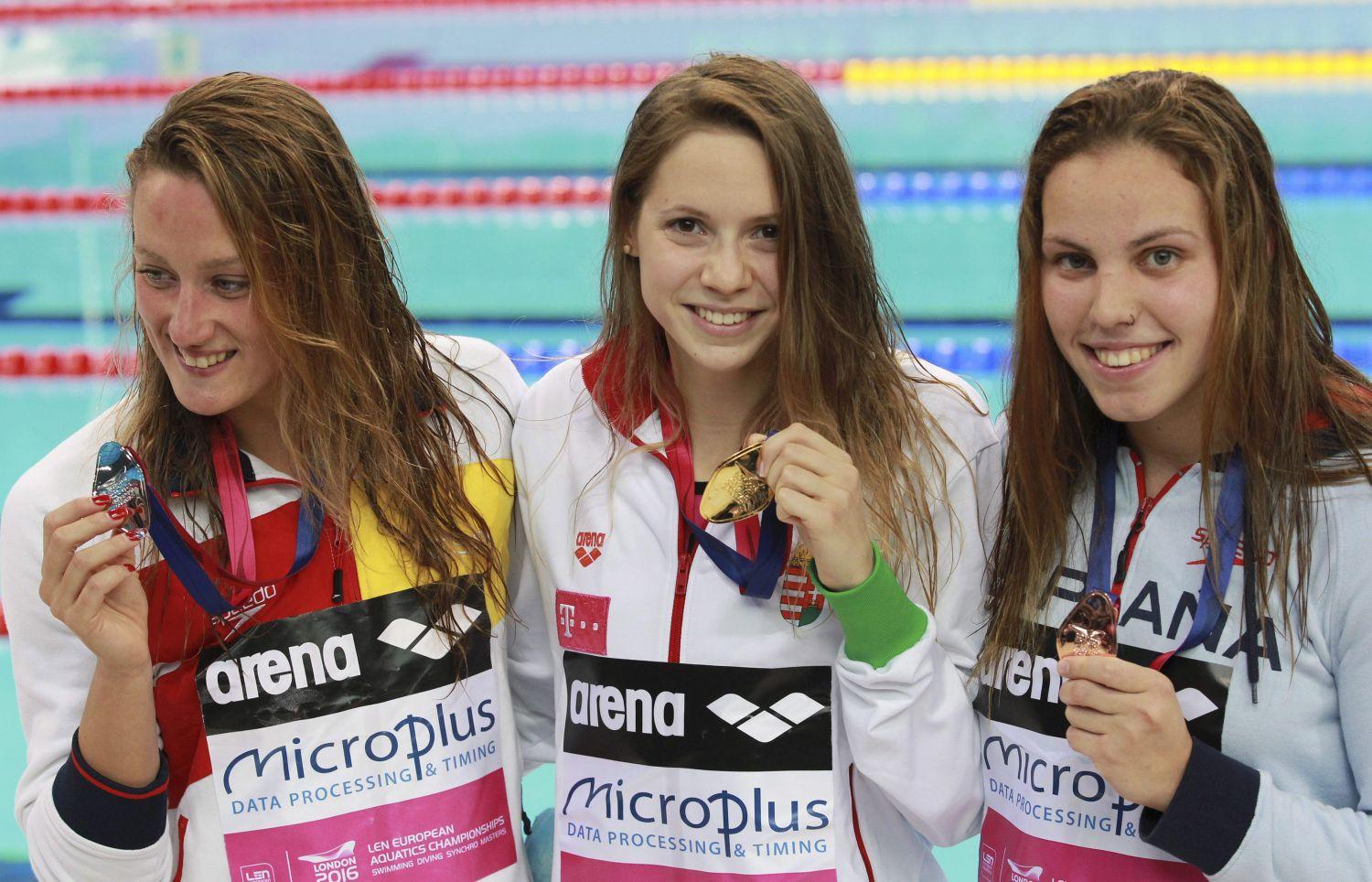 Az ezüstérmes spanyol Mireia Belmonte Garcia, az aranyérmes Kapás Boglárka és a bronzérmes spanyol Maria Vilas a női 1500 méteres gyorsúszás eredményhirdetésén