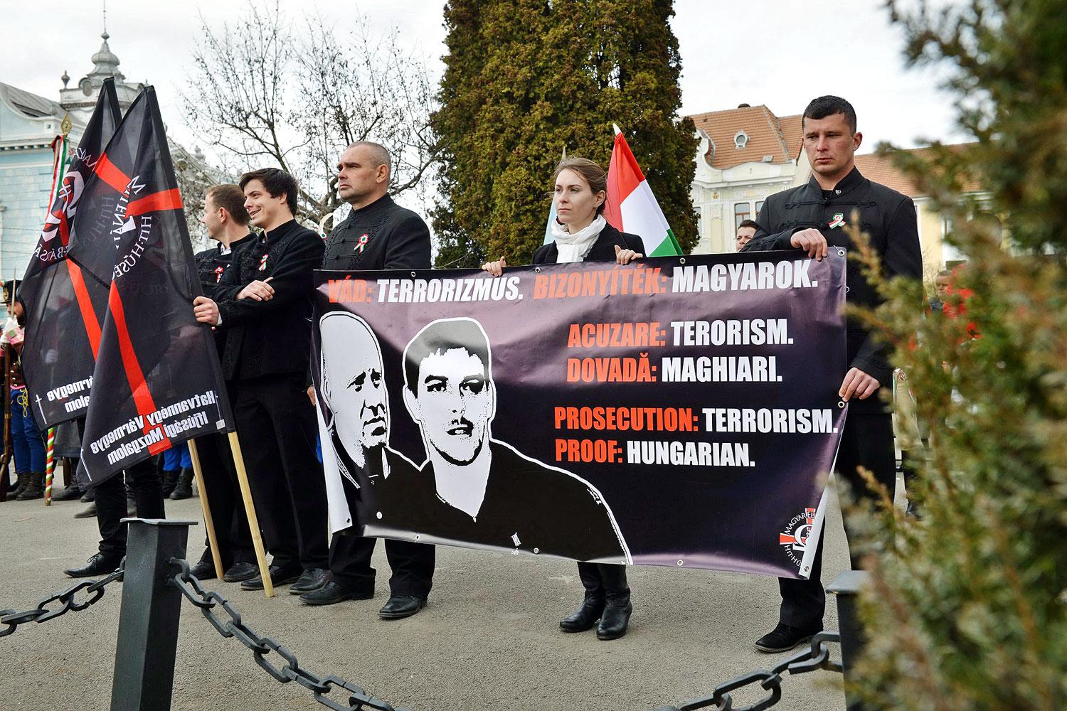 Tüntetés Kézdivásárhelyen Beke István és Szőcs Zoltán mellett