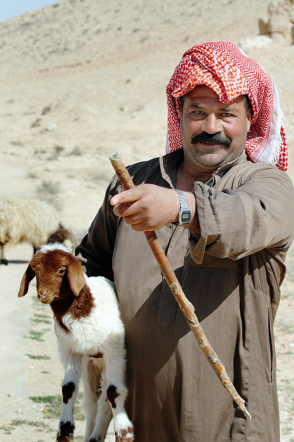 Beduin férfi a szíriai sivatagban