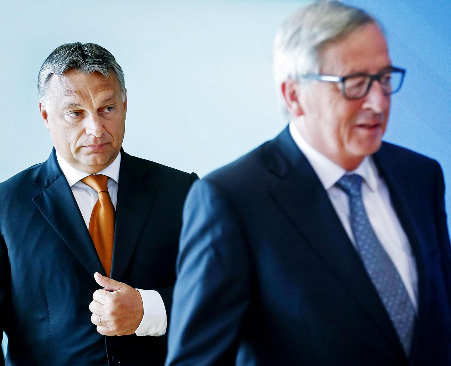 Orbán Viktor kormányfő Jean-Claude Juncker bizottsági elnök háta mögött 