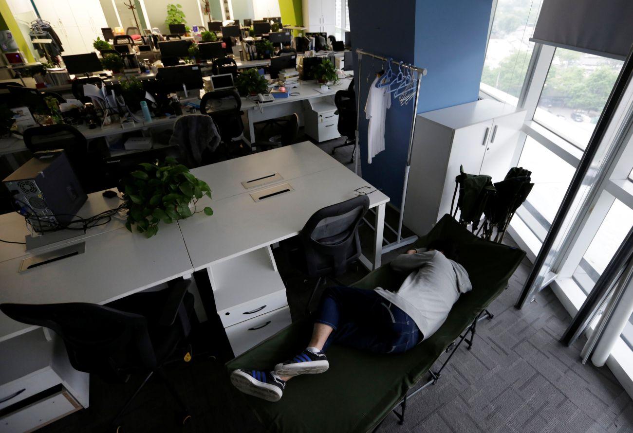 Kínában nincs gond a munka és magánélet egyensúlyával. Nem ritka hogy a dolgozók bent is alszanak az irodában.