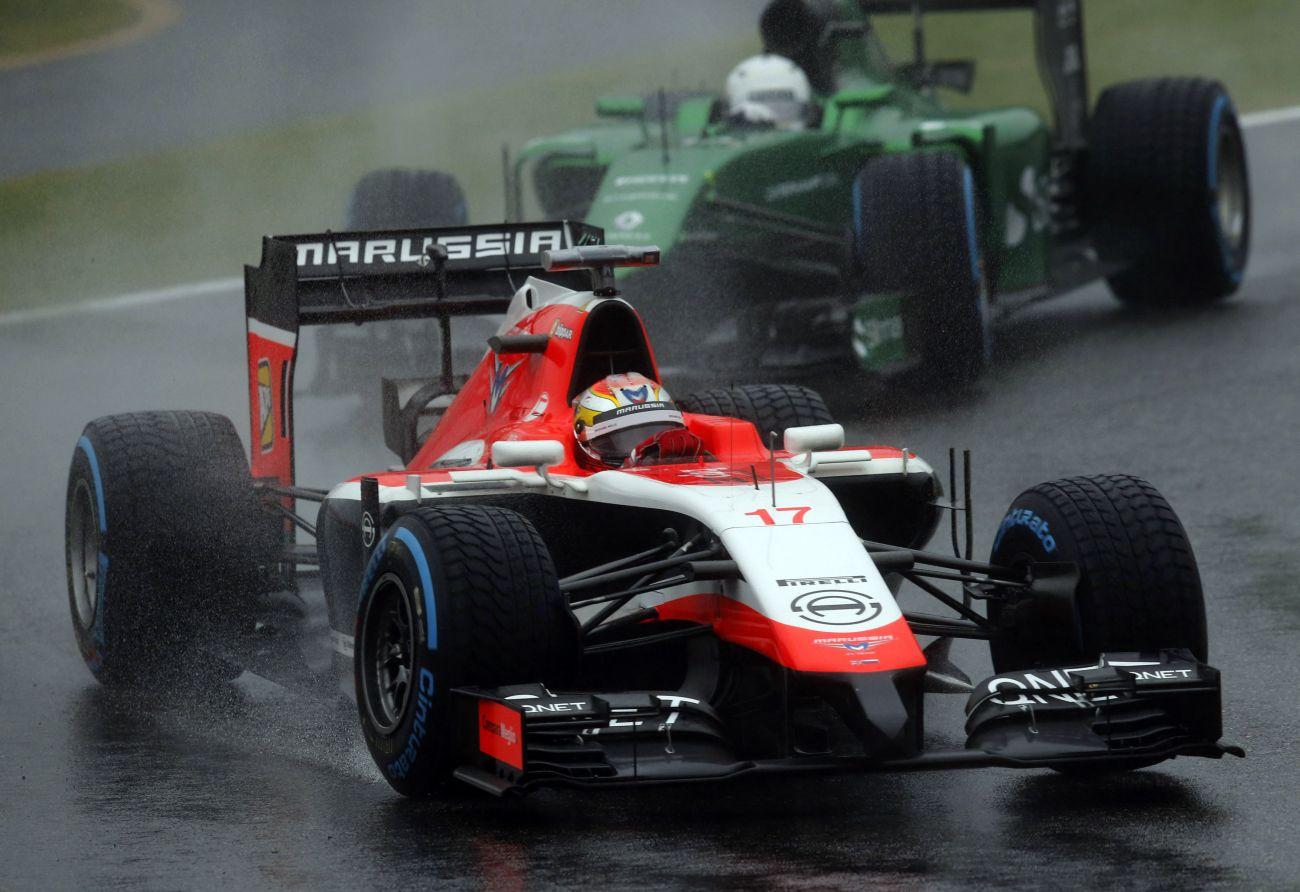 Marussia versenyzője a francia Jules Bianchi a Caterham pilótája, a japán Kamui Kobayashi előtt a japán nagydíjon 2014 október 5-én, ahol Biachi balesetet szenvedett.