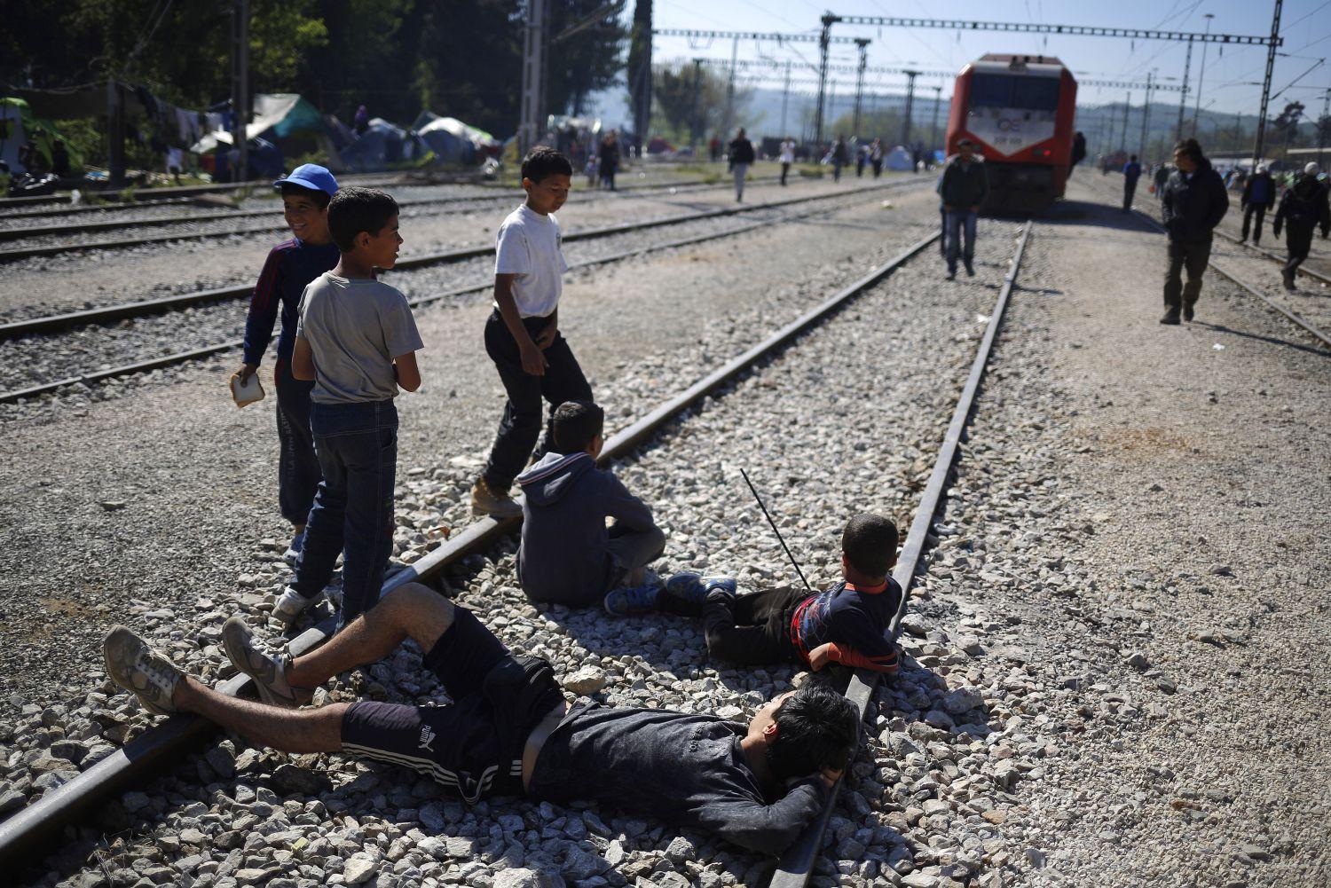 A sínekre feküdve próbáltak megállítani egy vonatot menekültek Idomeni közelében