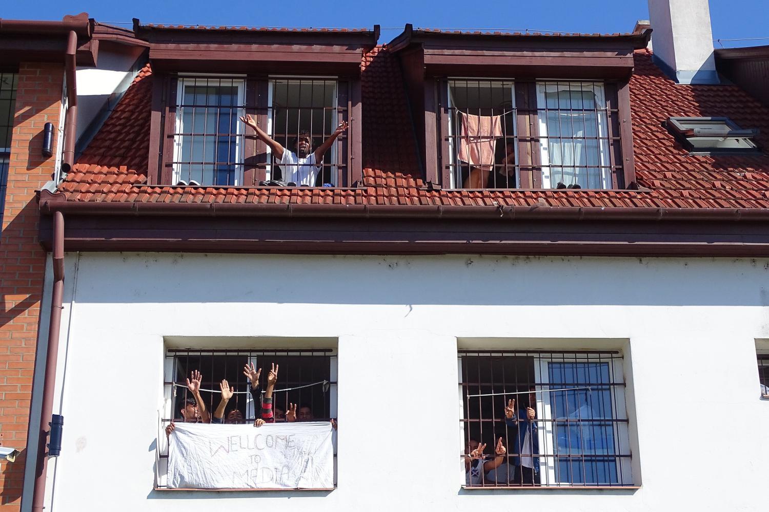 Migránsok demonstráltak a békéscsabai Menekültügyi Őrzött Befogadó Központ ablakában június 6-án. Ezen a napon a zárt központban mintegy hetven menedékkérő lepedőkre írt feliratokkal követelte szabadon bocsátását. A lassú ügyintézés miatt amiatt is t