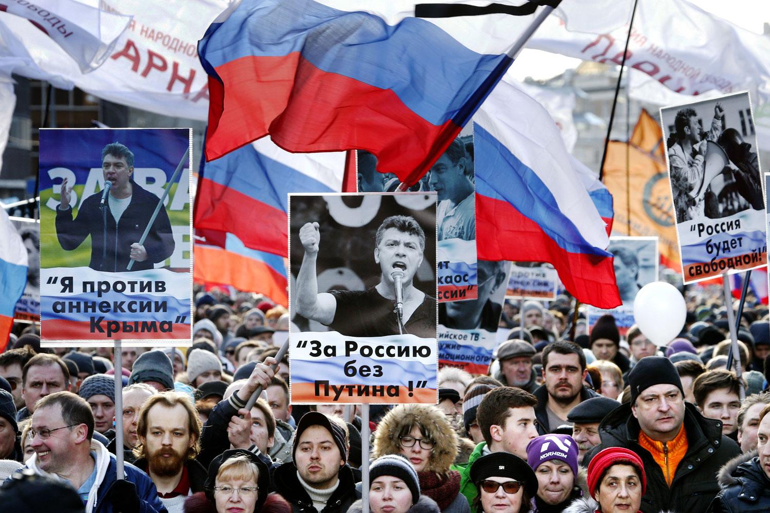 Tüntetés Moszkvában Nyemcov halálának évfordulóján, február 27-én 