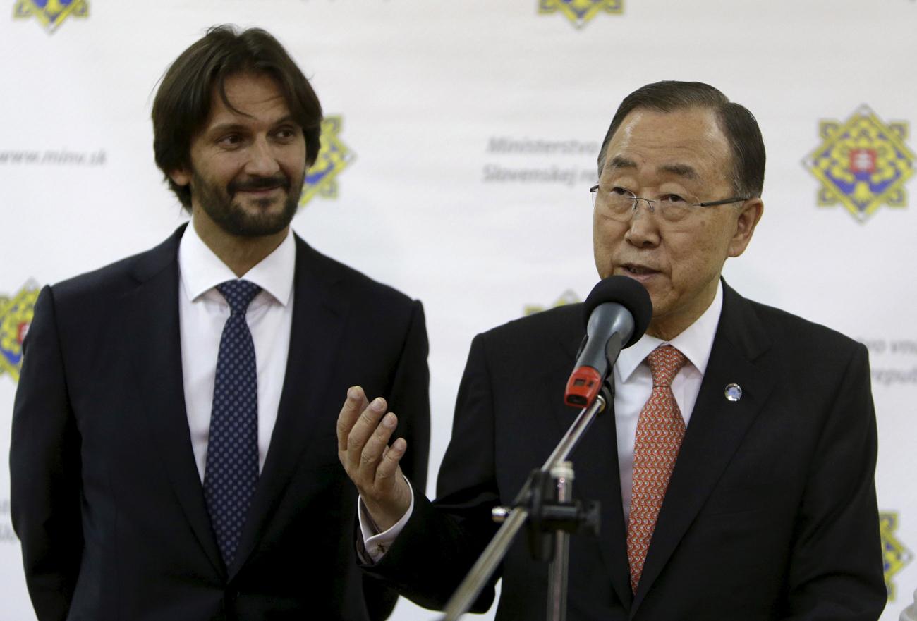 Robert Kalinák tavaly októberben Ban Ki Munnal, az ENSZ főtitkárával. A kapcsolatot is letagadta