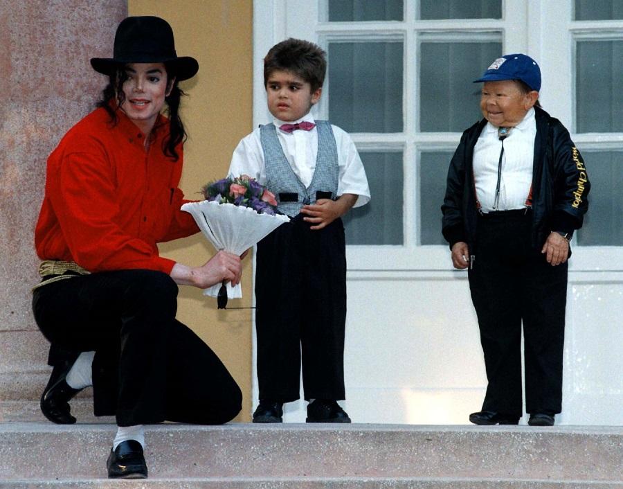 Michu (jobbra) Michael Jacksonnal köszöntötte a hat éves Farkas Bélát a budapesti Bethesda Gyermekkórház előtt 1996 július 23-án. A kisfiúnak Jackson finanszírozta életmentő máj transzplantációját 1995-ben, Belgiumban. 