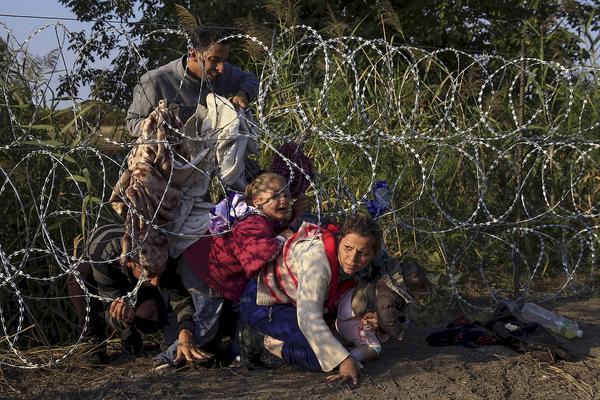 Sorozatosan sértjük meg a menekültek emberi jogait, és még Szijjártónak áll feljebb