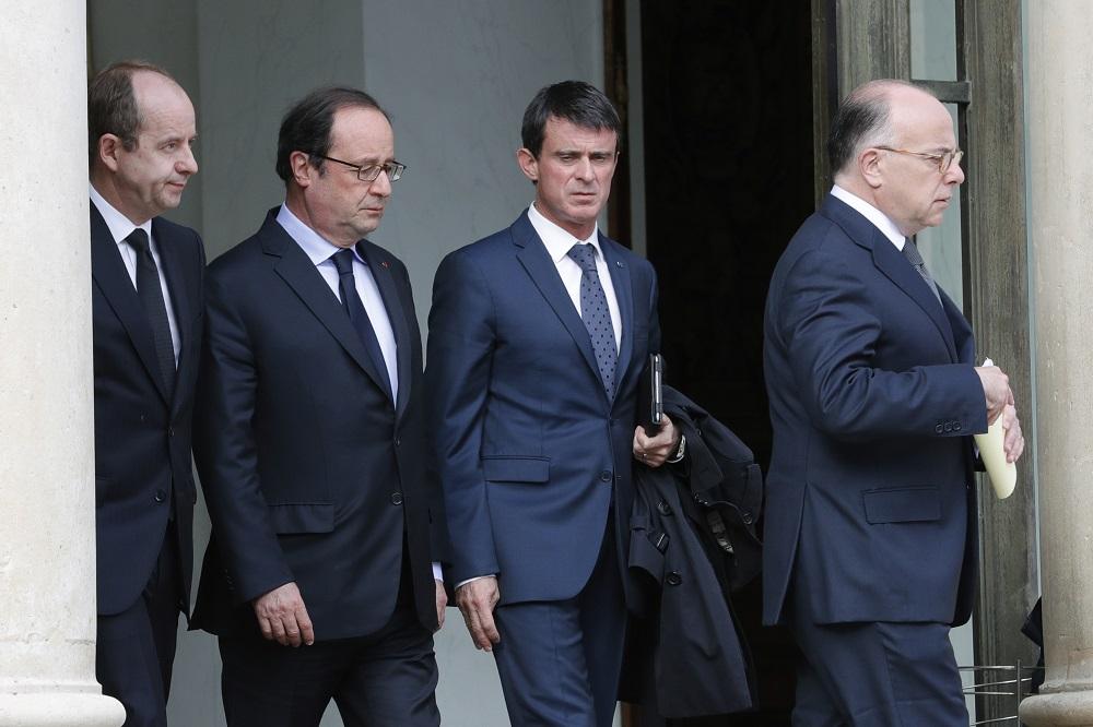 Krízismegbeszélésről távoznak a lesújtott honatyák. Balról jobbra: Jean-Jacques Urvoas igazságügy miniszter, Francois Hollande államelnök, Manuel Valls miniszterelnök és Bernard Cazeneuve belügyminiszter.