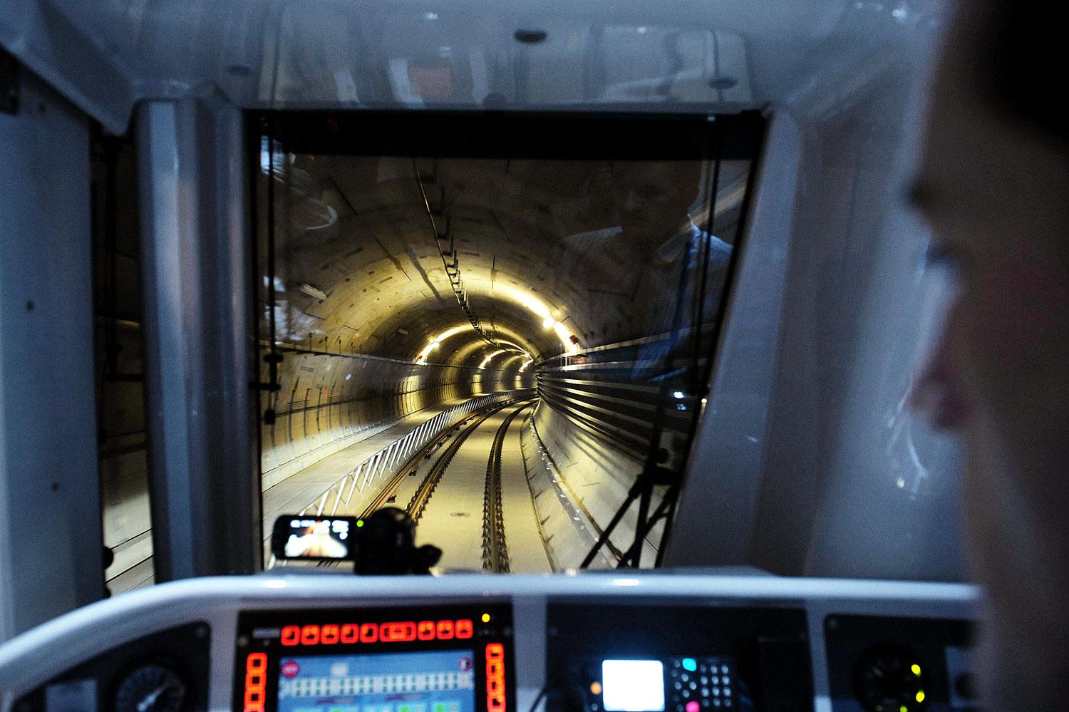 A 4-es metró alagútja. A főváros 8,9 milliárdot követel az Alstomtól a szerelvények késedelmes szállítása miatt, de a franciák is perelnek 