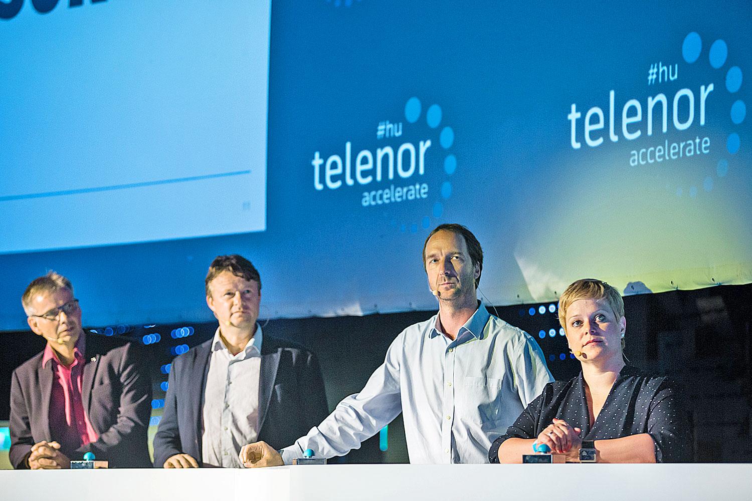 Pistyur Veronika és Oszkó Péter (jobbról a második) a Telenor vezetőivel keresi az ígéretes fejlesztéseket