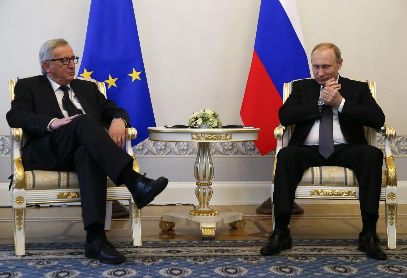 Juncker és Putyin. Jogtalan volt, de belenyugodtak