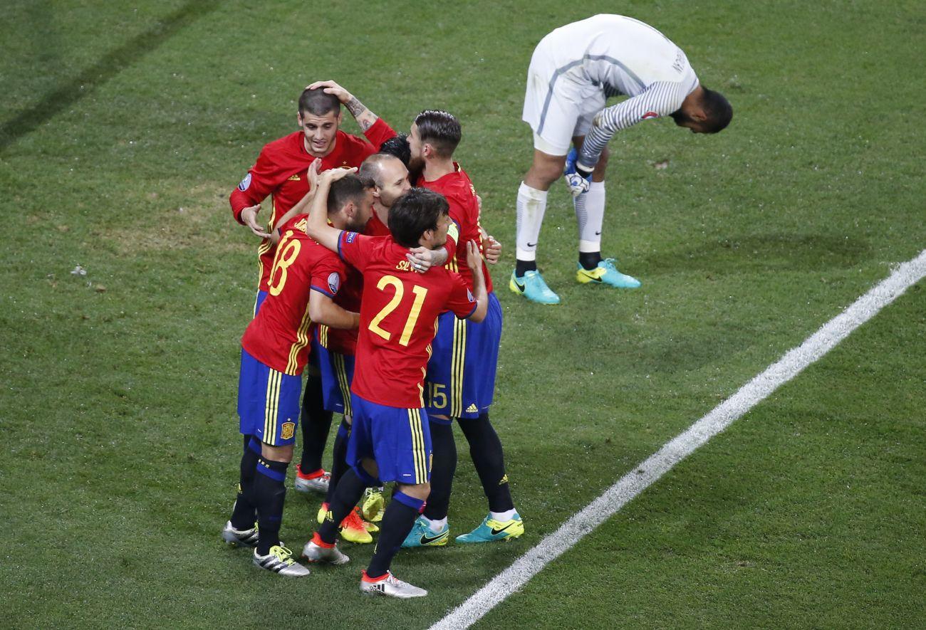 Morata (szemben) és a társak öröme a harmadik gól után