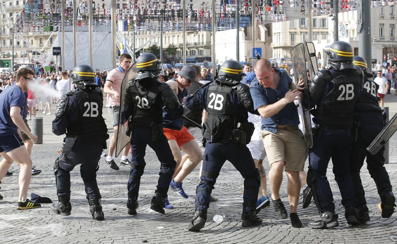 Már a meccs előtt a rendőröknek kellett szétválasztani az orosz és angol drukkereket június 11-én