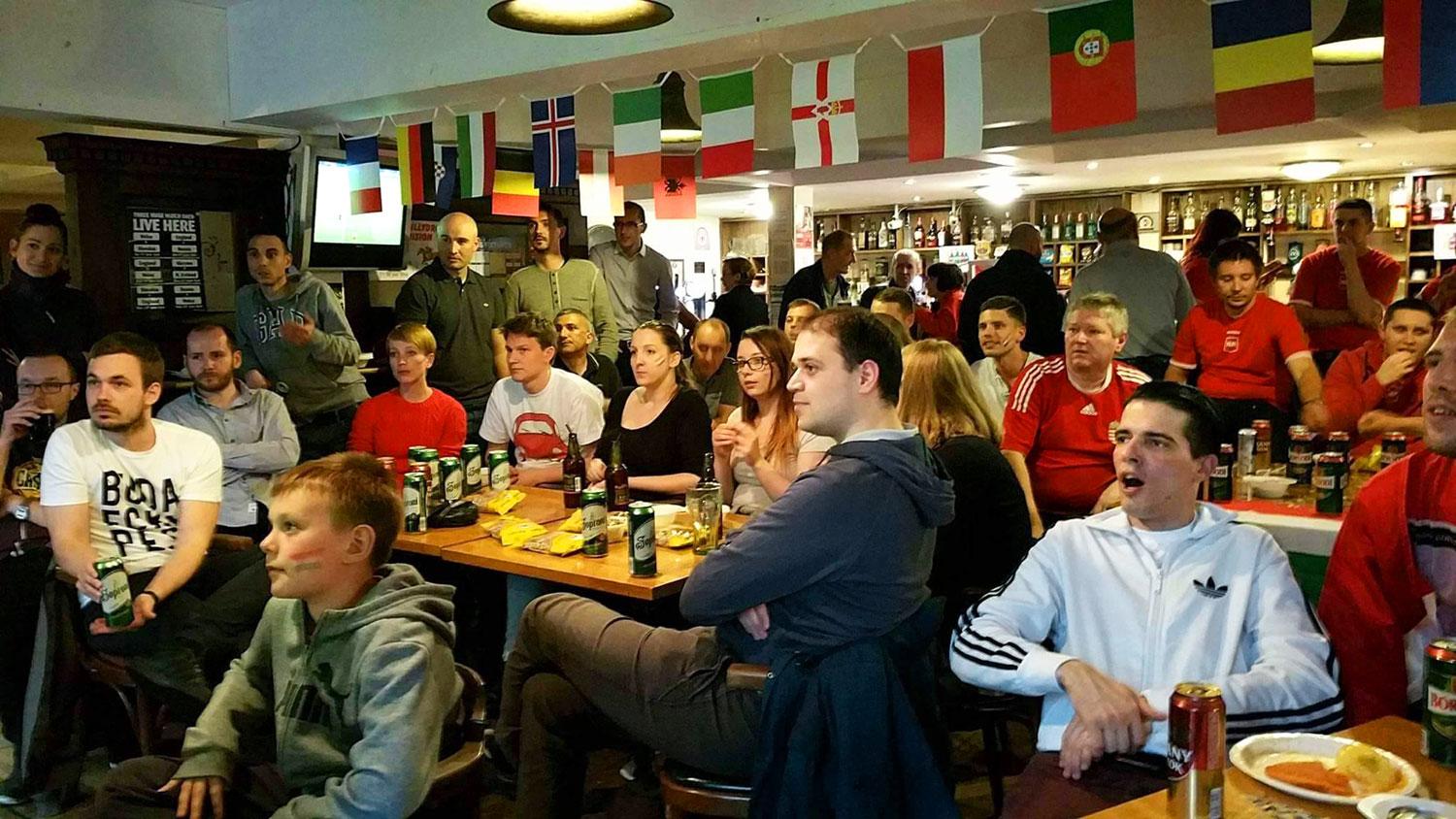 Aberdeeni magyarok szurkolnak az Európa-bajnokság egyik meccsealatt