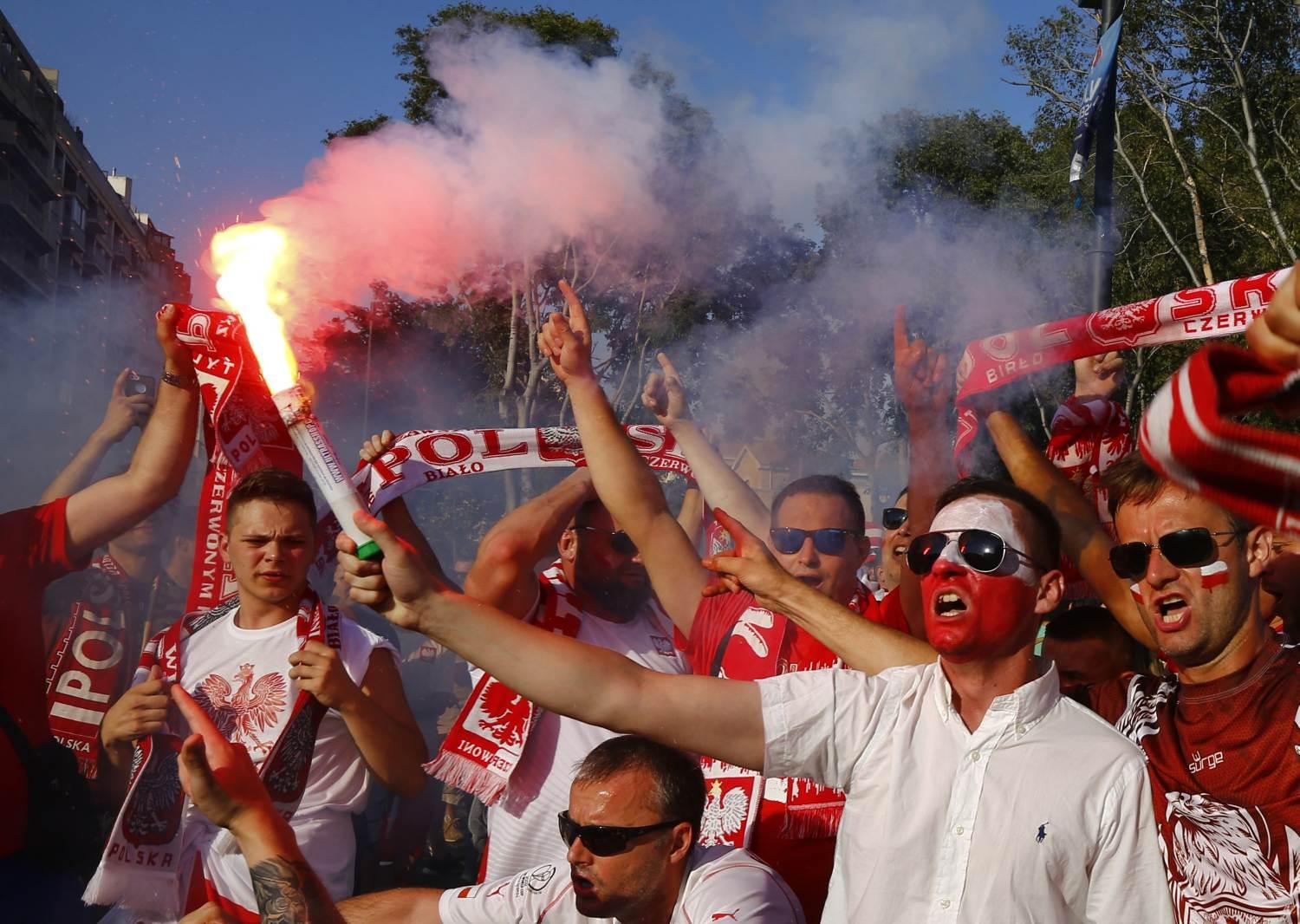 Lengyel szurkolók melegítenek a meccsre