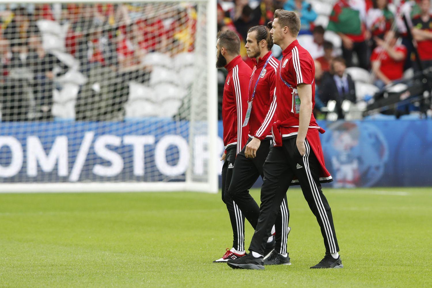 Joe Ledley, Gareth Bale és Wayne Hennessey a meccs előtt