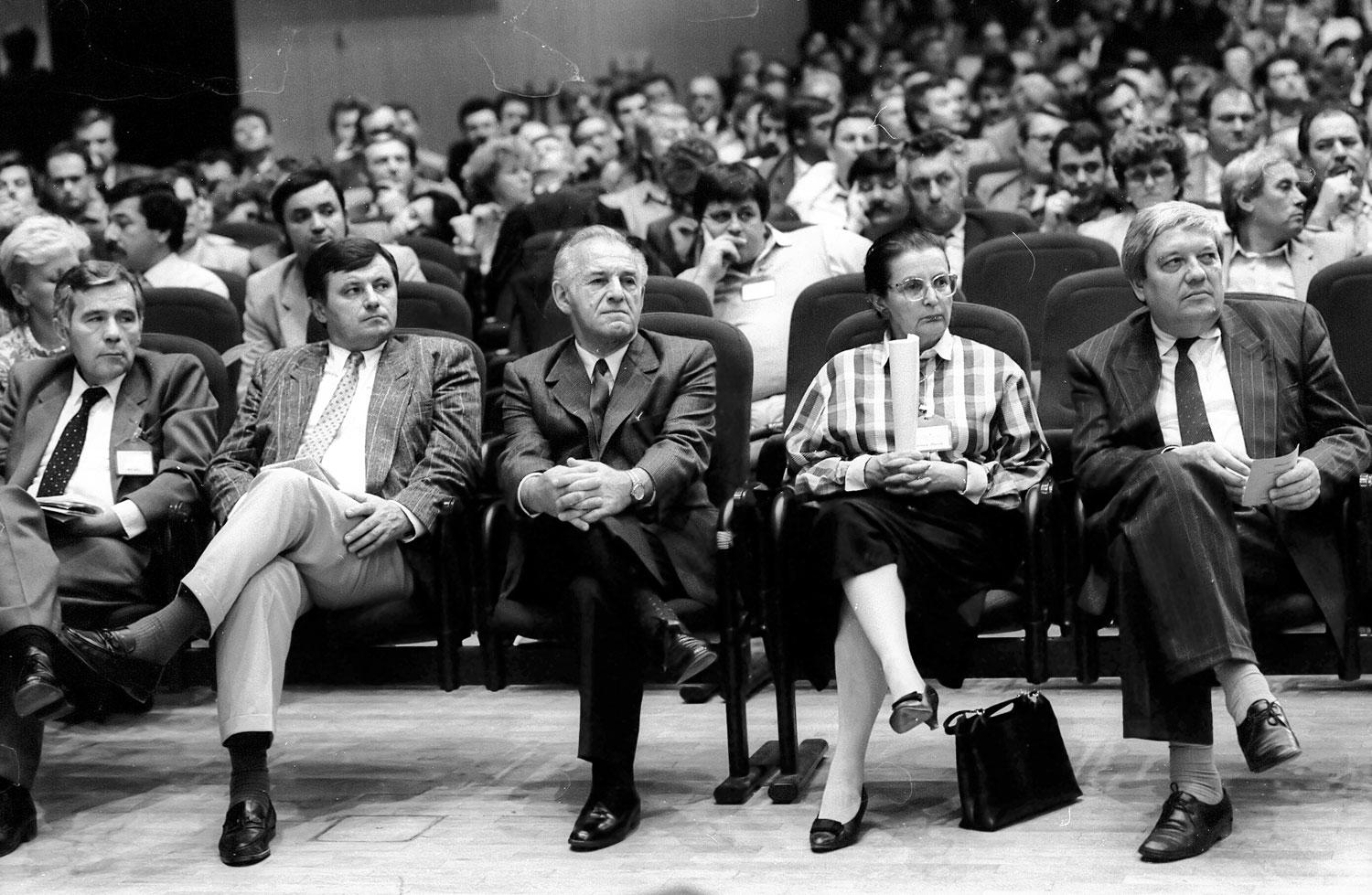 1989 októbere, szakítás a pártállami múlttal: megalakul az MSZP