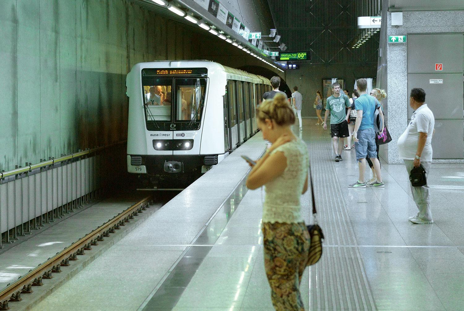 Négyes metró érkezik a Bikás park állomásra, avagy ez a topprojekt sem jöhetett volna létre, ha nincs EU-támogatás 