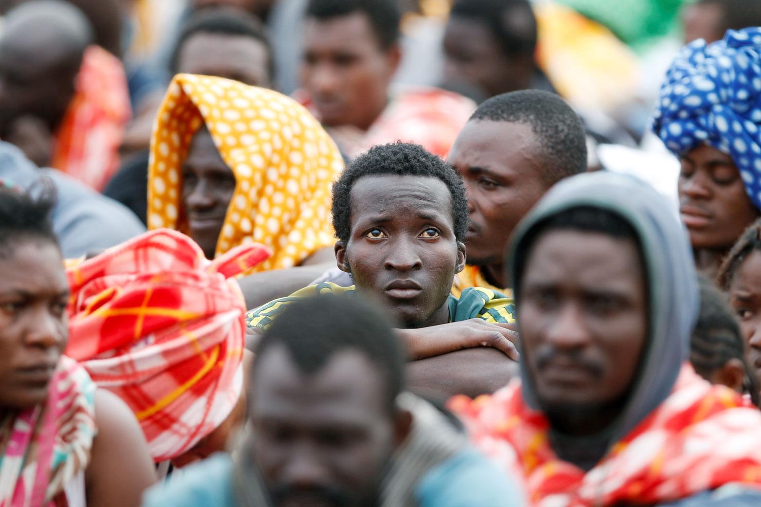 Menekültek a szicíliai partra szállás után. Az embercsempészek alig várják a jó időt