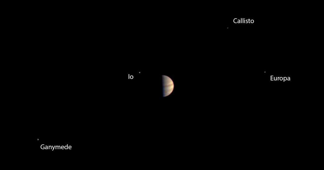 A Jupiter és legnagyobb holdjai a Juno felvételén, 3,3 millió kilométeres távolságból