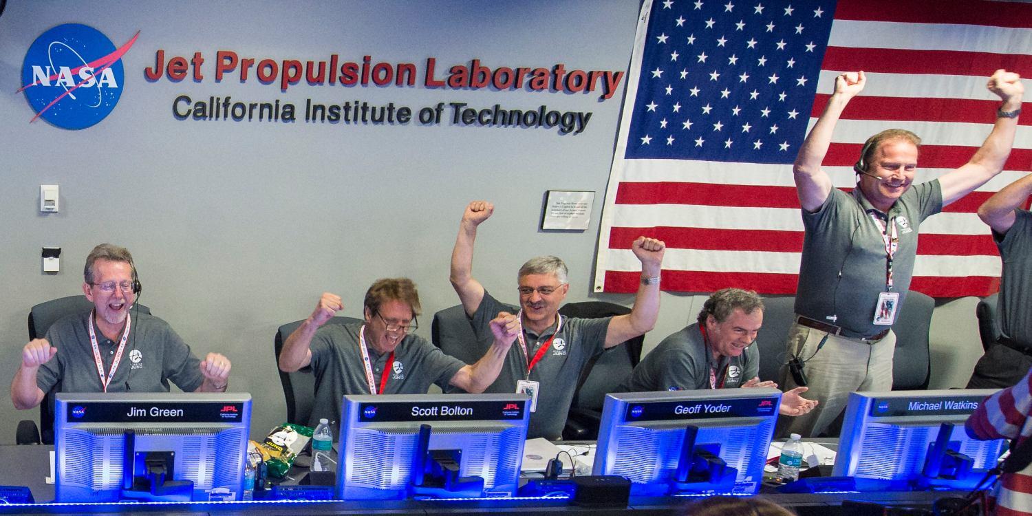 Jim Green, a NASA Bolygókutatási divíziójának igazgatója, Scott Bolton, a Juno-küldetés kutatási vezetője,  Geoff Yoder, a Tudományos küldetések igazgatóságának helyettes vezetője,  Michael Watkins, a Jet Propulsion Laboratory igazgatója és Rick Nyba