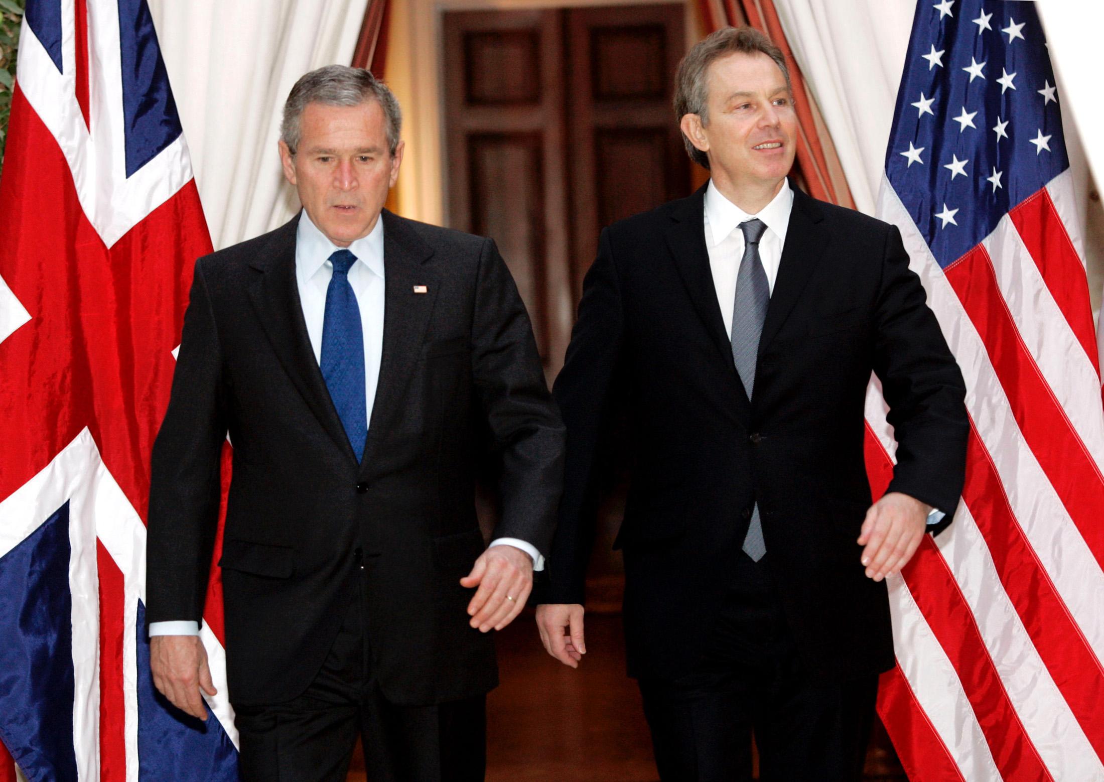 George W. Bush és Tony Blair 2005-ben Brüsszelben