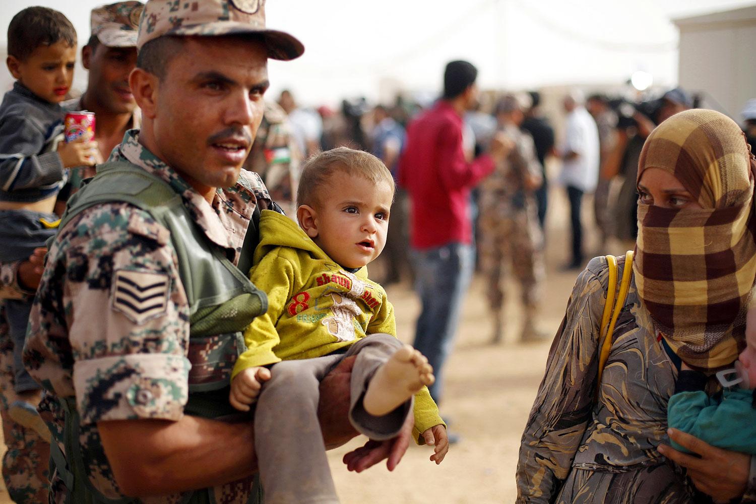 Jordán katona segít egy szír családnak