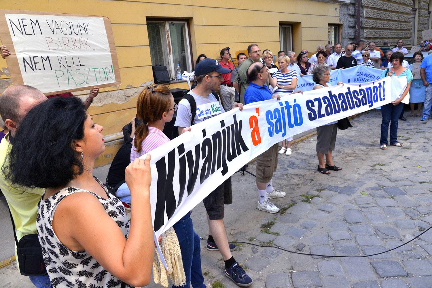 A szabad sajtóért tüntetők a Magyar Nemzeti Tanács szabadkai székháza előtt