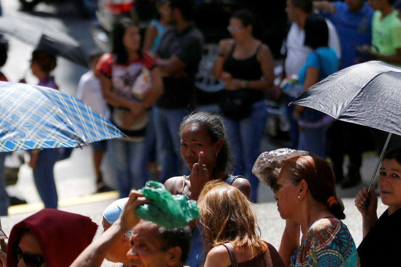 Nincs étel, nincs semmi. Várakozás egy piac előtt Caracasban