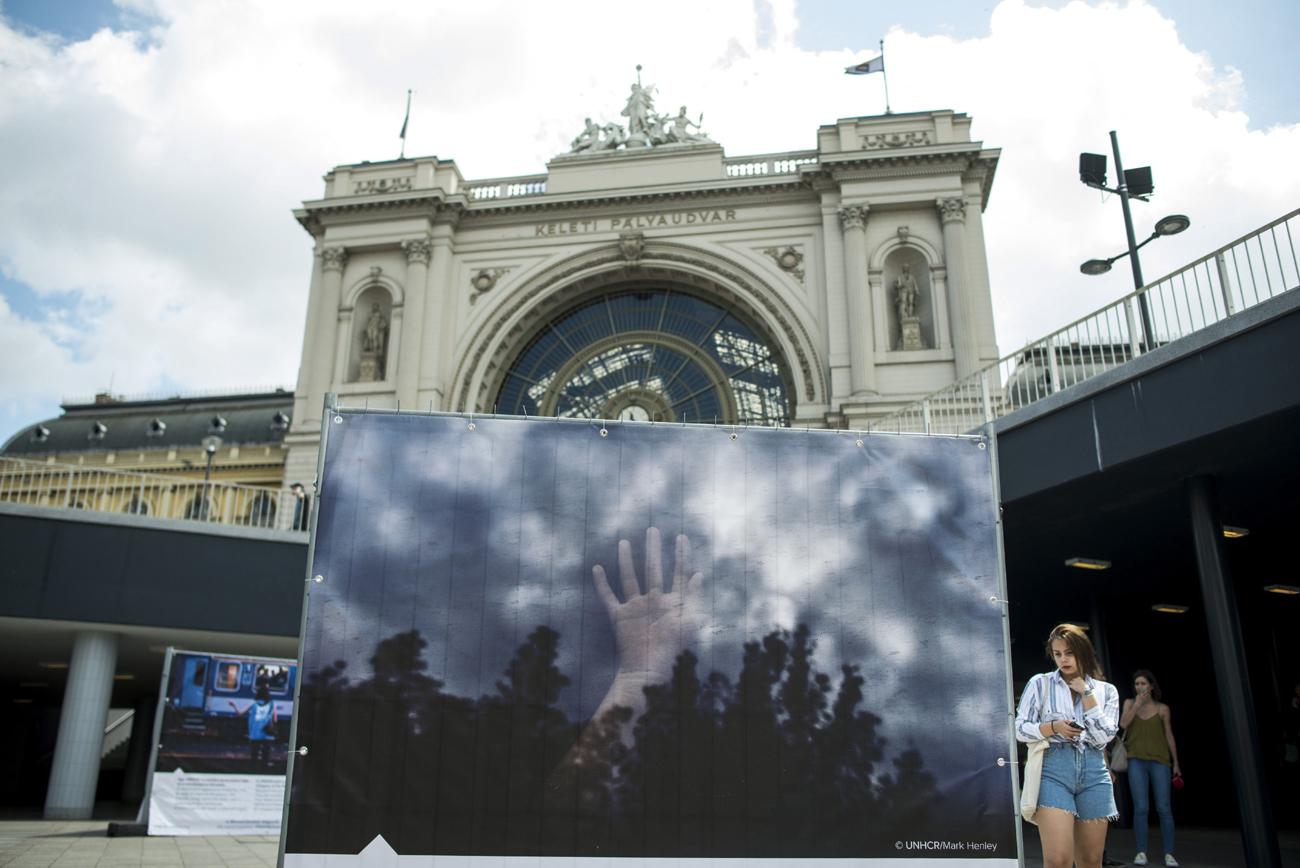 Fotókiállítás a Keleti pályaudvaron a menekültekről. A magyar hatóságok minden lehetséges eszközzel megnehezítik a menedékkérelem benyújtását