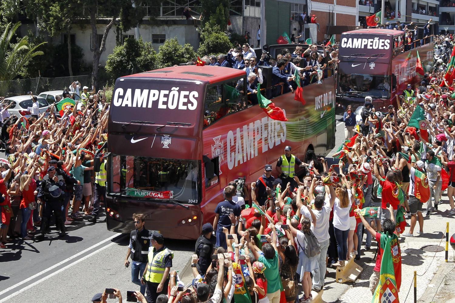 A kupagyőztes portugál válogatott emeletes buszon diadalmenetben érkező játékosait köszöntik a szurkolók Lisszabonban 