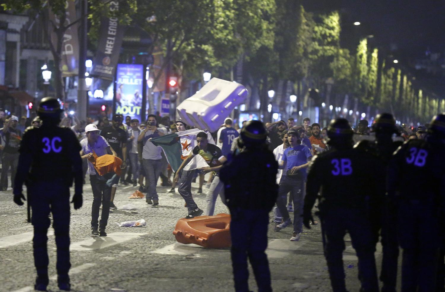Hétfő hajnalra csatamezővé változtatták a Champs Elysees-t a francia szurkolók