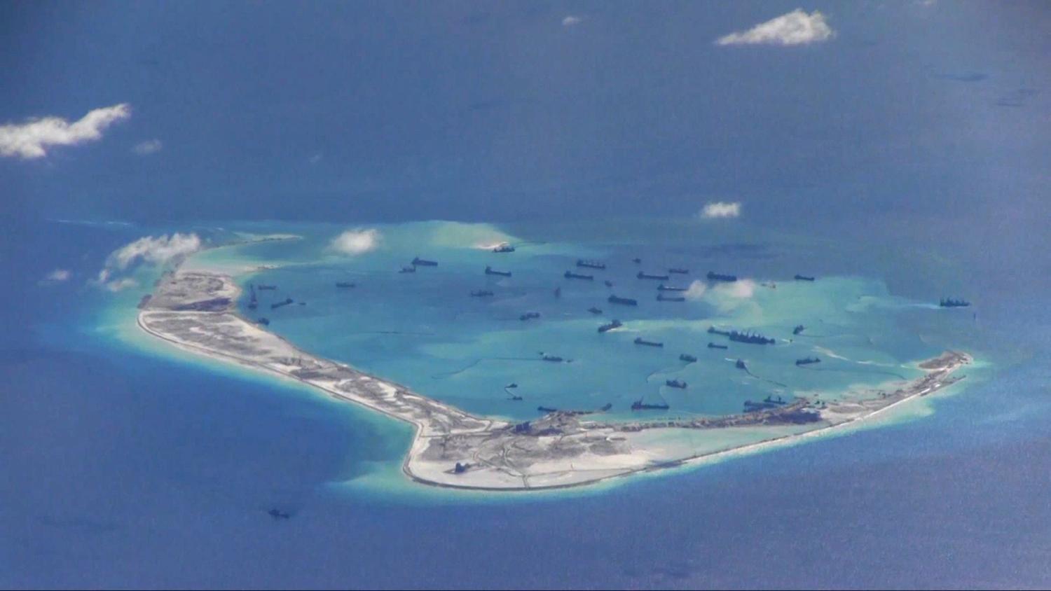 Kínai fenékkotró hajók a vitatott Spratly szigeteken, a Dél-Kínai-tengerben egy P-8A Poseidon amerikai felderítő repülőgép felvételén