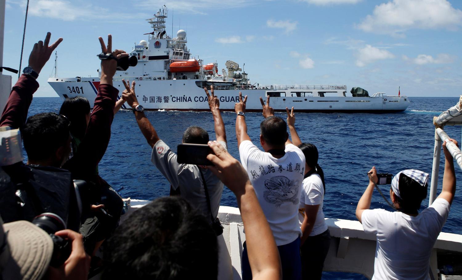 A kínai parti őrség egy fülöp-szigeteki teherhajót próbál blokkolni a vitatott Second Thomas homokzátonynál