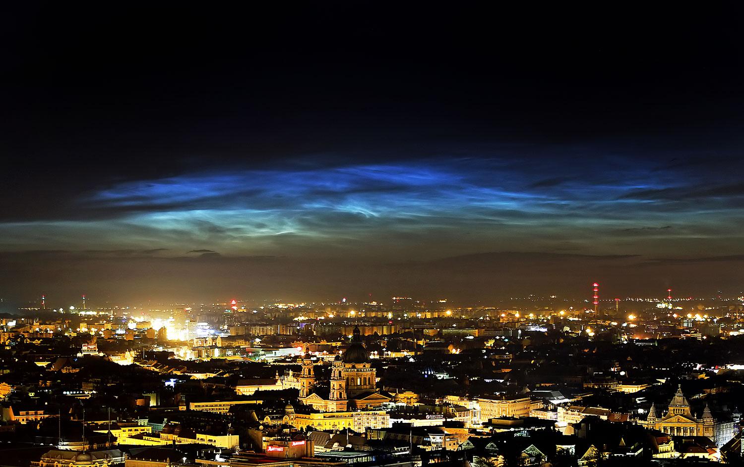 Éjszaka világító felhő Budapestről nézve