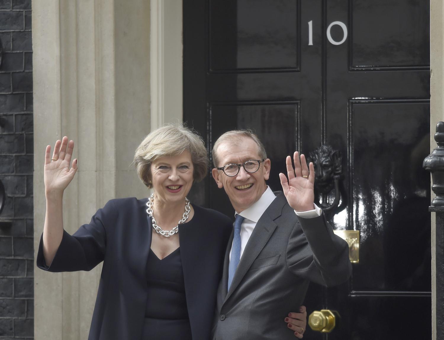 Theresa May és felesége, Philip a Downing street 10. előtt