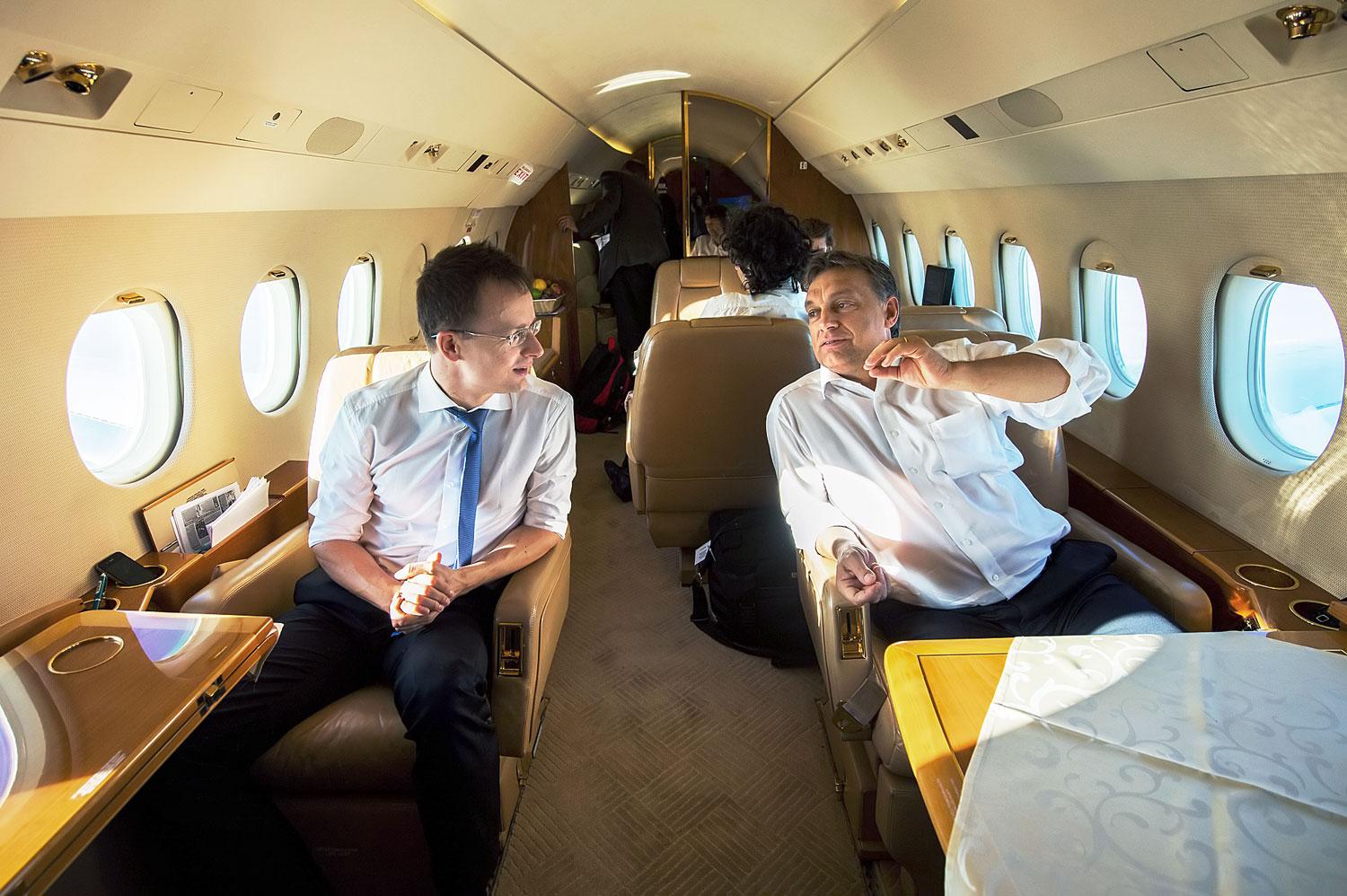 Szijjártó Péter és Orbán Viktor úton egy bérelt gép fedélzetén