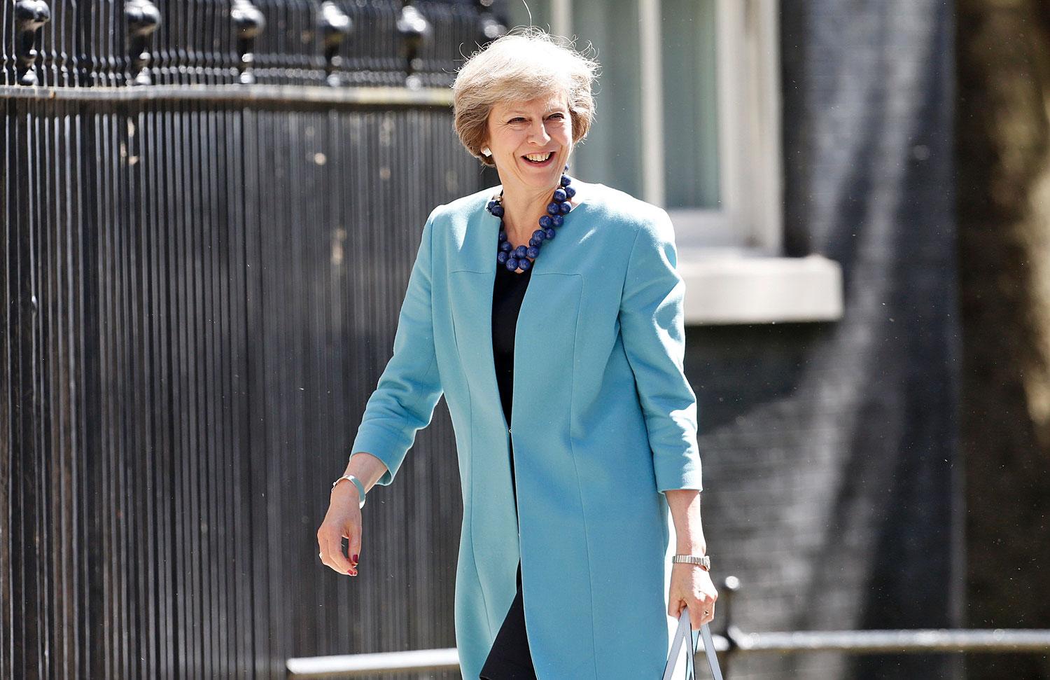 Theresa May mosolyogva érkezett meg a Downing street 10 elé. Azonnal munkához látott